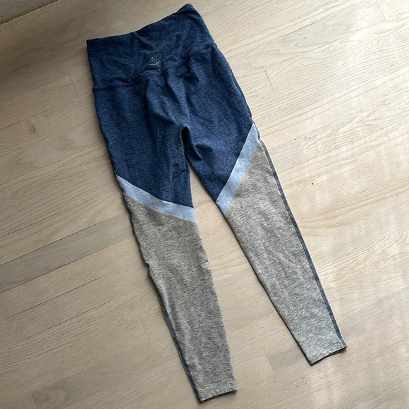 Beyond Yoga space dye multi colored blue & grey size Small leggings lightly worn - Picture 3 of 6